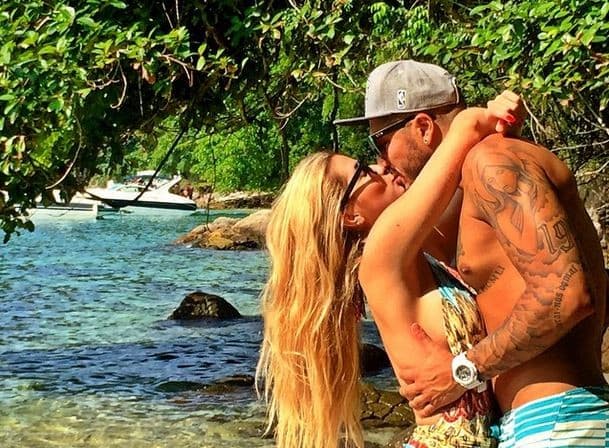 Fernando e Aline reatam namoro e aparecem se beijando