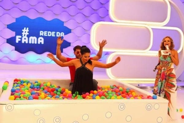Eliana volta a exibir programa gravado com versão da "banheira do Gugu"