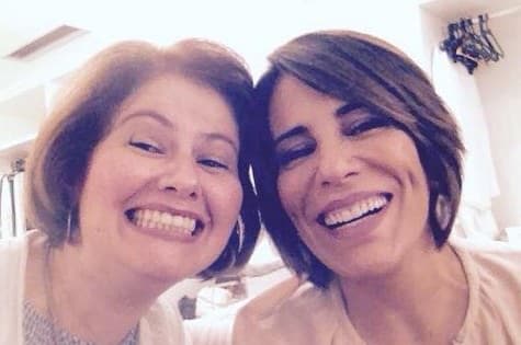 Narjara Turetta comemora emprego como ajudante de Gloria Pires