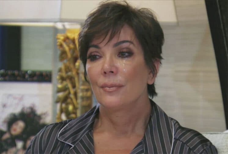 Mãe de Kim Kardashian chora ao falar sobre seu ex-marido, Bruce Jenner: ‘‘Sinto como se não tivesse existido’’