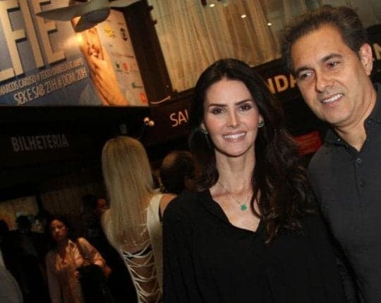 Lisandra Souto tenta furar fila de teatro, mas é confrontada