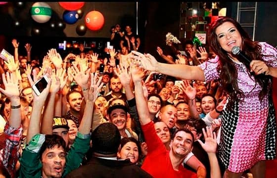 Após polêmica, Mara Maravilha canta em boate gay; entenda
