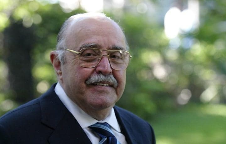Após período usando cadeira de rodas, Mauro Mendonça posta foto em pé e comemora feito