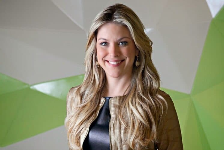 Renata Fan paga aposta no "Jogo Aberto" e decote faz sucesso nas redes sociais