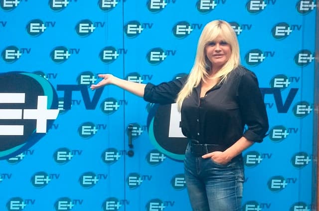Monique Evans assina com nova emissora e voltará a comandar programa nas madrugadas