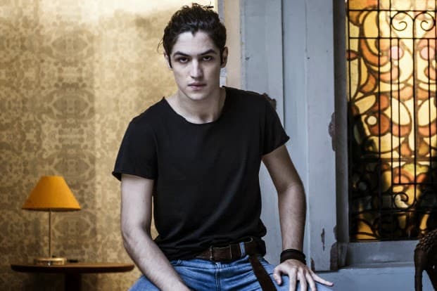 Ex-vilão de "Malhação" grava cenas ousadas para nova novela das onze