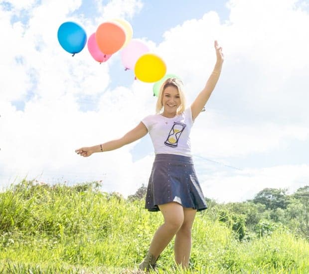 Priscilla Alcântara surpreende com novo visual e fala sobre carreira