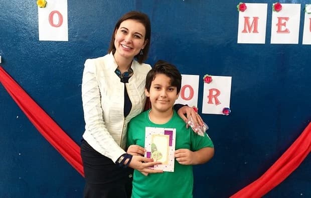 Pela primeira vez, Andressa Urach assiste apresentação do filho na escola