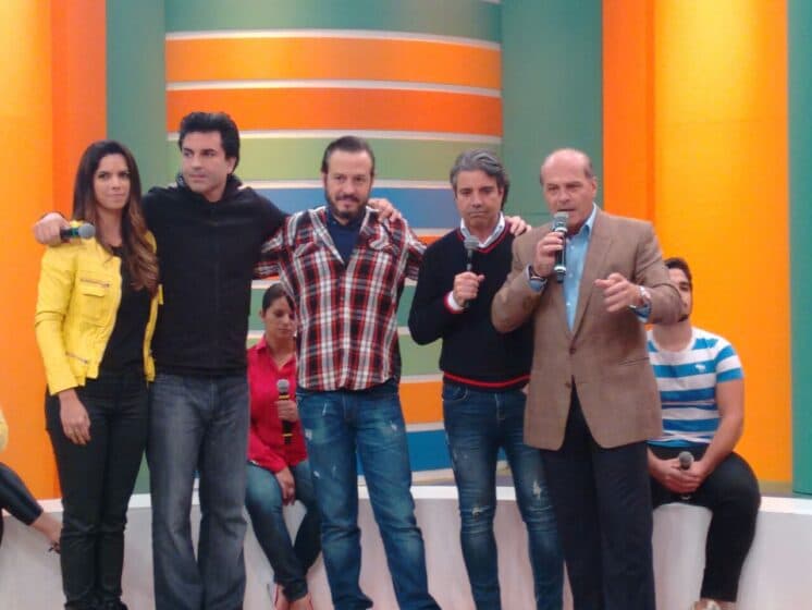 Vice-presidente da RedeTV! invade gravação do "Você na TV" e revela mudanças na programação