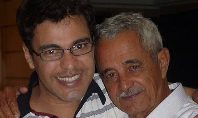 Pai de Zezé, de 77 anos, é internado; cantor chora