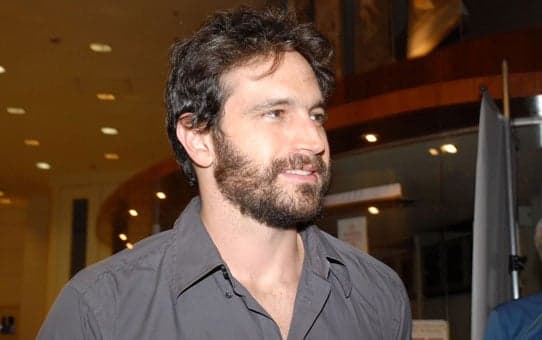 Pessoas buscam atendimento médico em set de série brasileira