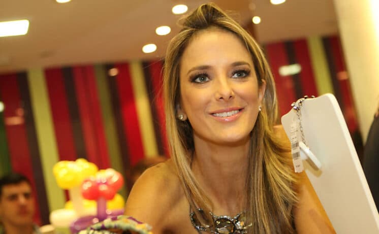 Em show de Sandy & Junior, Ticiane Pinheiro revela que cantor famoso negou foto ao seu lado