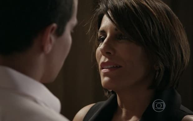 "Babilônia": Beatriz tenta seduzir Diogo, mas é rejeitada