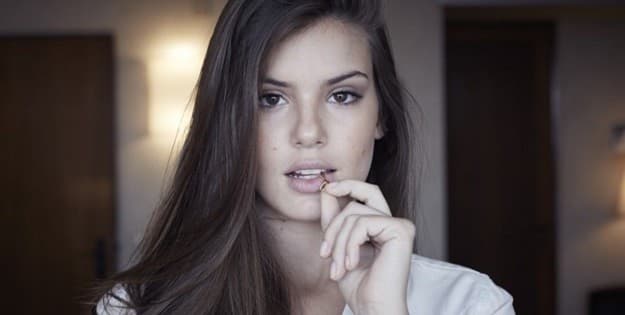 “Verdades Secretas” – Angel é levada para delegacia após cliente sofrer ataque cardíaco