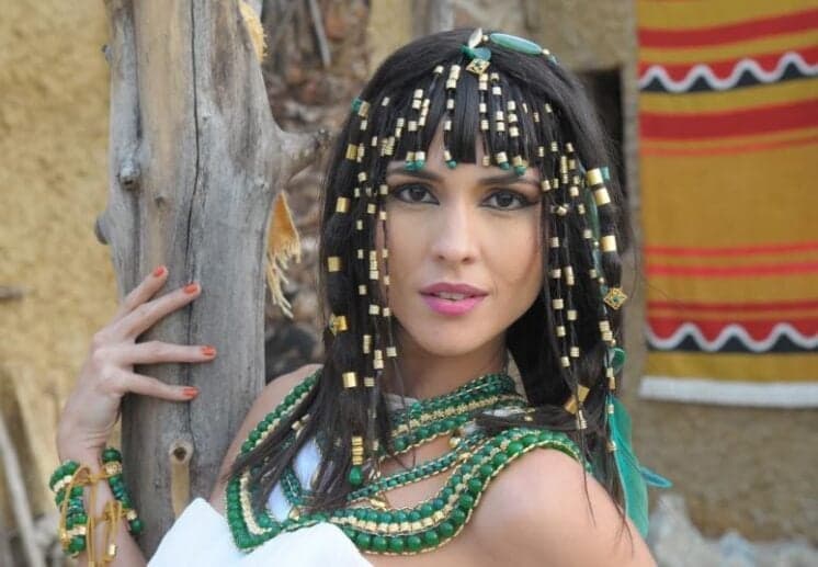 Atriz conta como ficou com voz irritante para "Os Dez Mandamentos"