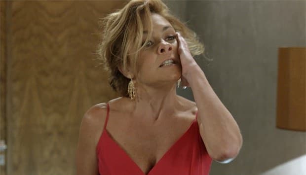 "Babilônia": Inês fica descontrolada e tenta estrangular Beatriz: "Morre, desgraçada!"
