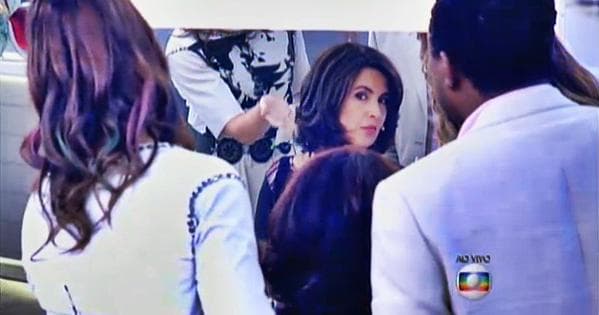 Fátima Bernardes tinge mechas do cabelo ao vivo no "Encontro"