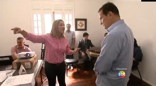 Prefeita acusada se irrita e bate boca com Roberto Cabrini ao vivo; confira