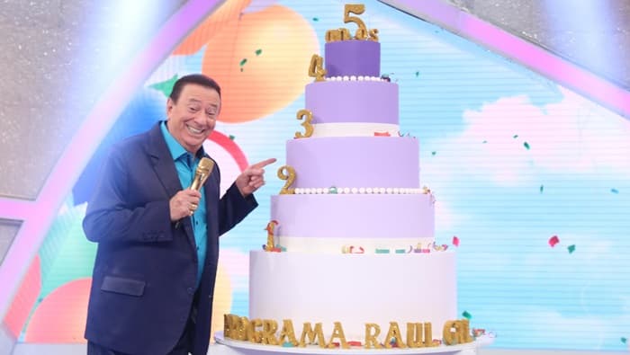 Raul Gil comemora 5 anos no SBT e agradece Silvio Santos: "Fui blindado pelo SBT"