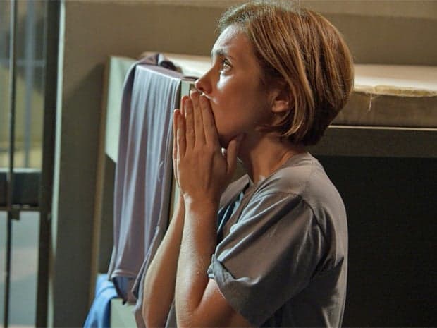 "Babilônia": Inês fica indignada com abuso de detenta; confira o resumo do capítulo desta quinta-feira (25)