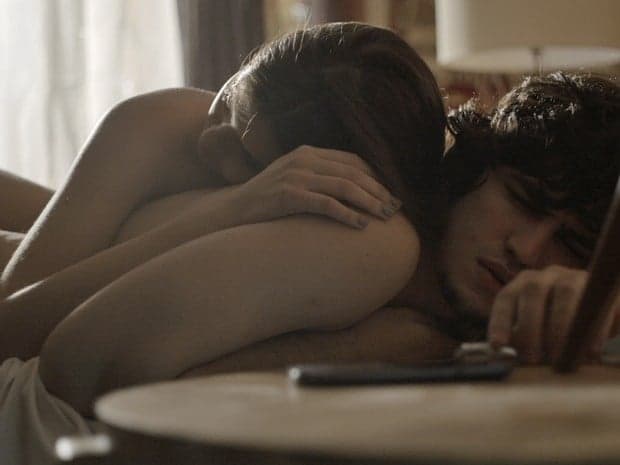 "Verdades Secretas": Angel dorme fora de casa e mãe fica nervosa com atitude da filha