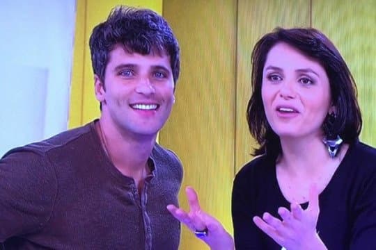 Bruno Gagliasso dá beijo técnico em Monica Iozzi durante o 'Vídeo Show'