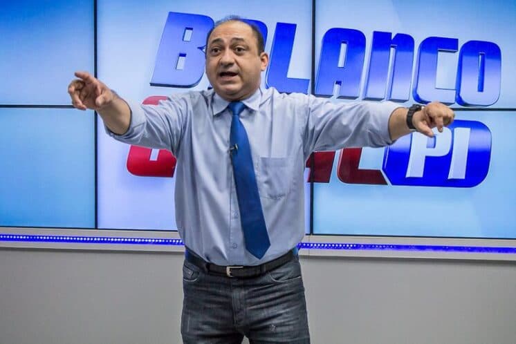 Vídeo da Hora: Apresentador de afiliada da Record quase derruba bancada ao vivo