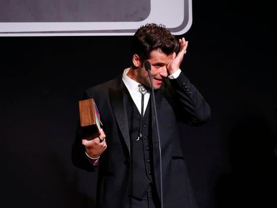 Em prêmio, Gagliasso discursa por fim da censura a beijos gays nas novelas