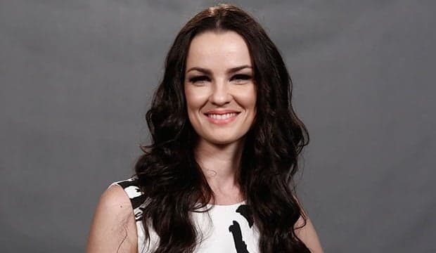 Carolina Kasting pinta cabelo de ruivo e inicia gravações de novela fora do Brasil