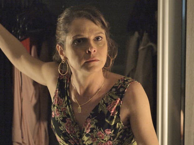 Personagem de Drica Moraes tem vida revirada no primeiro capítulo de "Verdades Secretas"