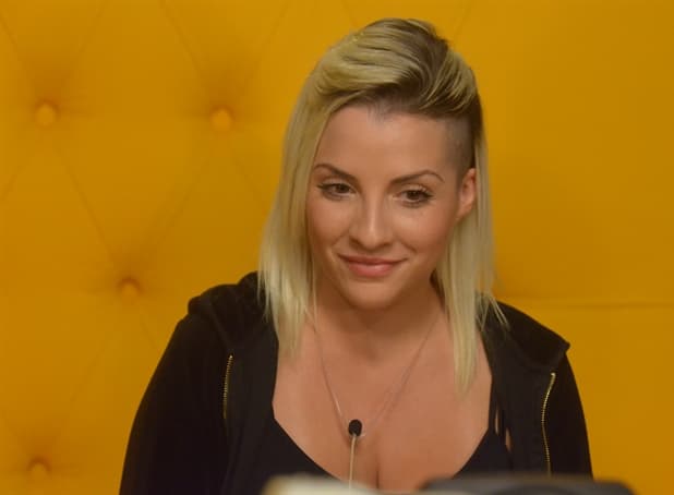 Ex-"BBB" Clara se revolta no Twitter: “Deixem-me em paz”