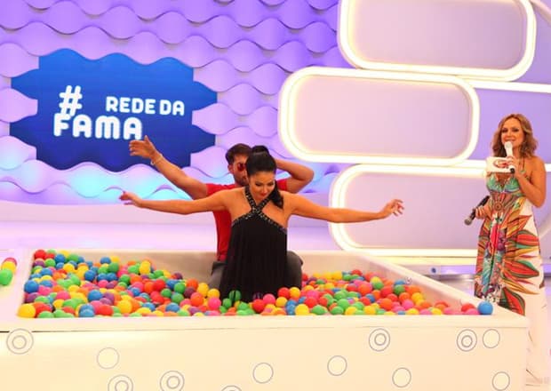 Ironicamente, Eliana ensina a Gugu como se faz uma 'banheira'