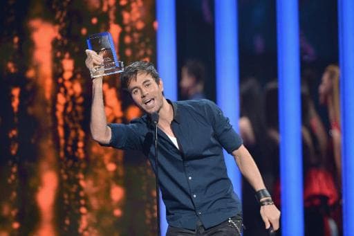 Lesões de Enrique Iglesias em show são mais graves do que se pensava