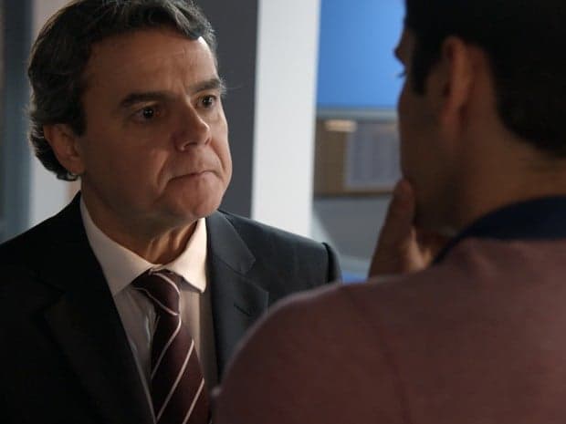Em ‘‘Babilônia’’, Evandro pressiona Guto em delegacia sobre cyberbullying