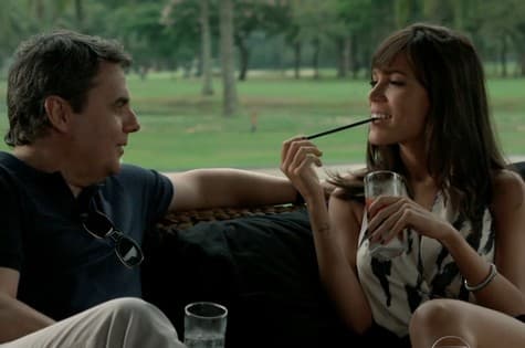 "Babilônia" - Evandro procura garota de programa para se aproximar de Guto