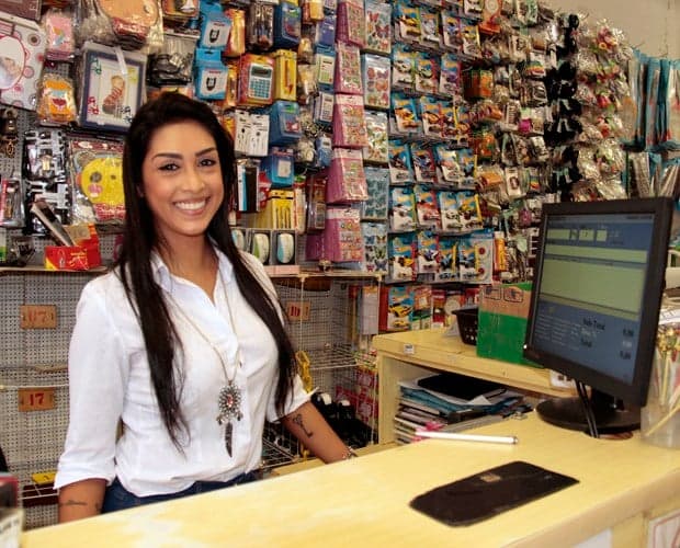 De volta à realidade! Amanda volta ao trabalho pela primeira vez após 'BBB'