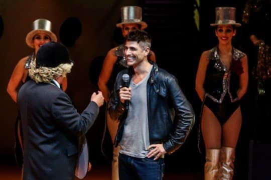 Reynaldo Gianecchini rebola com chacretes durante musical em São Paulo