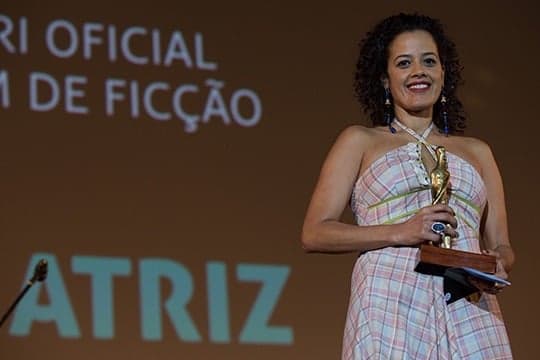 Artista premiada no cinema, Maeve Jinkings fará sua estreia nas novelas em "A Regra do Jogo"