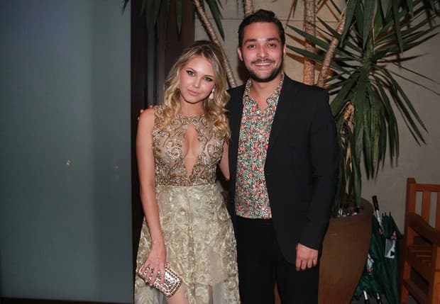 Eduardo Sterblitch e Louise D'Tuani pedem TV de R$ 36 mil como presente de casamento;