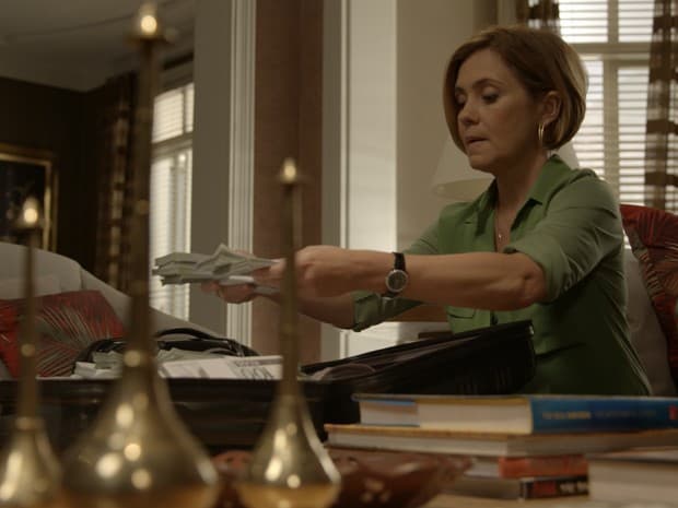"Babilônia": Inês leva susto ao sair com fortuna na rua