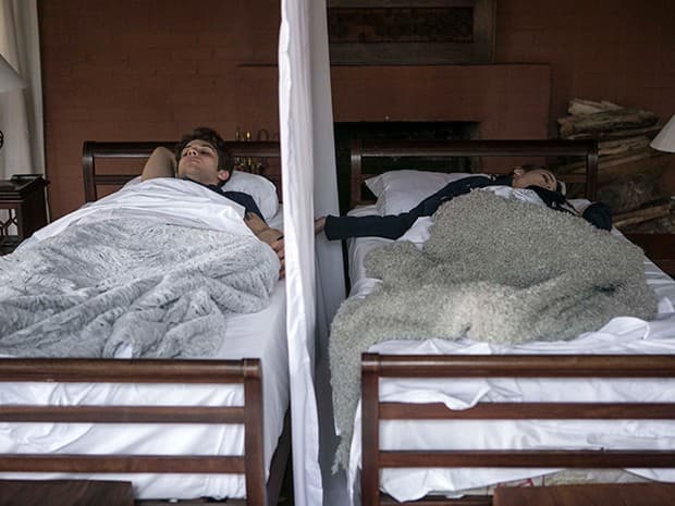 "Babilônia": Rafael e Laís dormem juntos; confira o resumo do capítulo desta terça-feira (23)