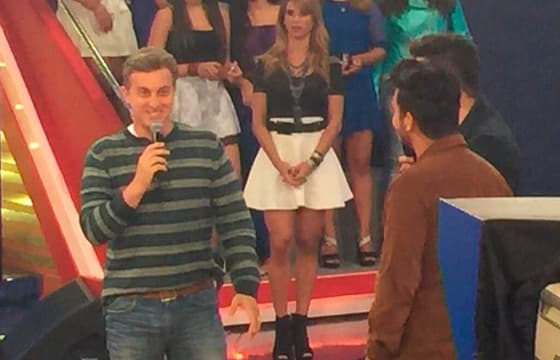 Após susto do acidente de avião, Luciano Huck volta a gravar 'Caldeirão'