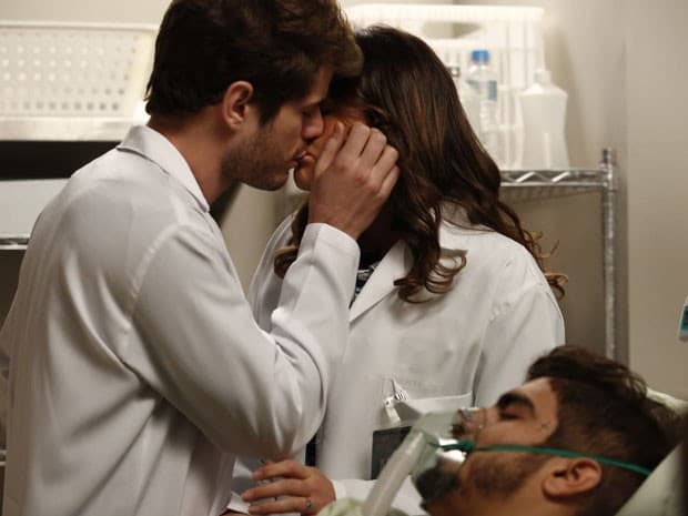 "I Love Paraisópolis": Mari e Ben se beijam enquanto cuidam de Grego em coma