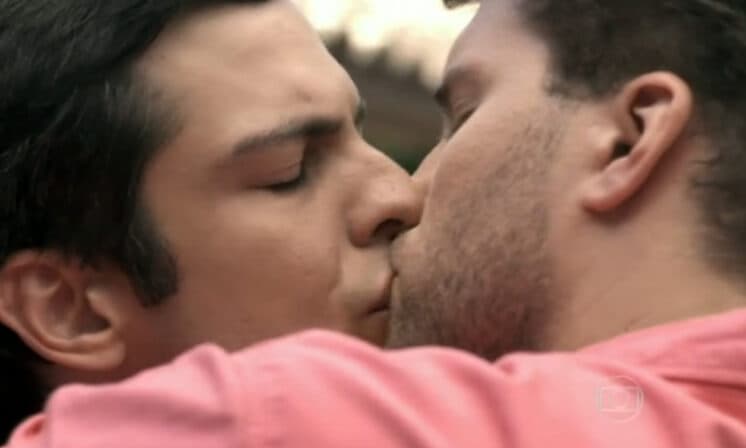 No Peru, beijo gay de "Amor à Vida" é exibido com advertência e gera polêmica