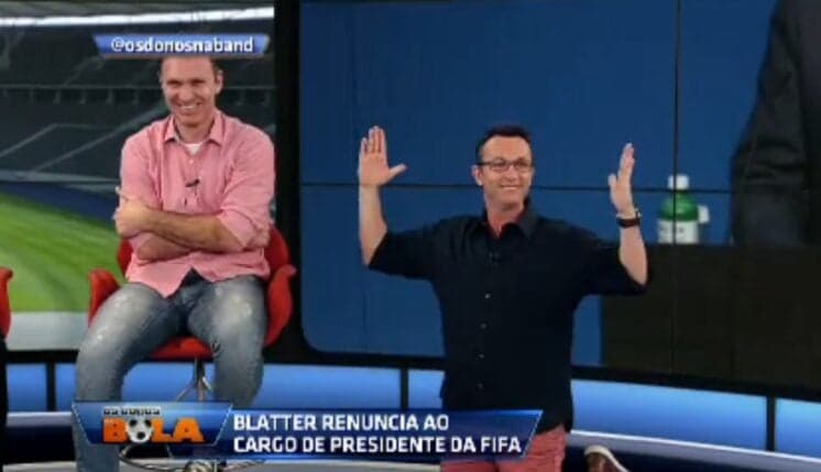 Apresentador da Band comemora renúncia do presidente da FIFA com dança ao vivo