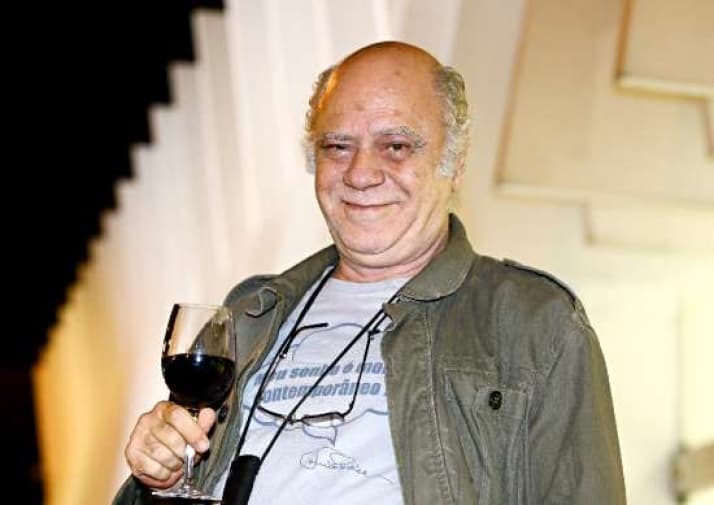 Ator global surpreende ao reivindicar direito de urinar na rua; entenda!