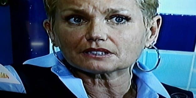 Após críticas, Xuxa esconde rugas com lenço