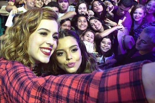 Supostas rivais, Giovanna Lancellotti e Sophia Abrahão posam juntas durante evento