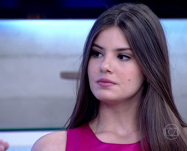 Camila Queiroz supera timidez para realizar cenas de sexo