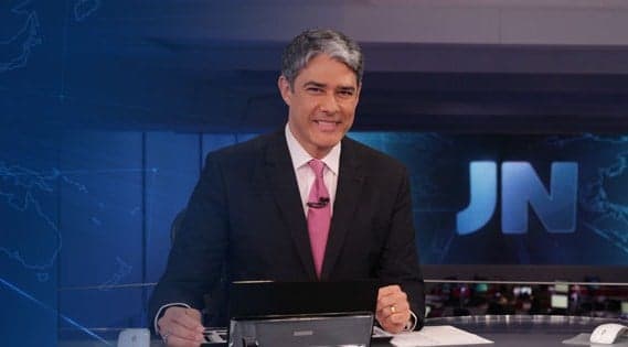 William Bonner aparece barbudo em selfie e ganha elogios